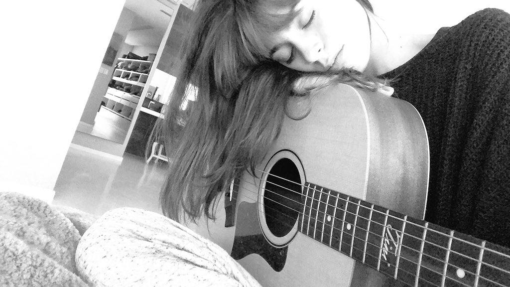 TiniStoessel's tweet photo. Besos desde mi cuarto https://t.co/tp6eRU6YrR
