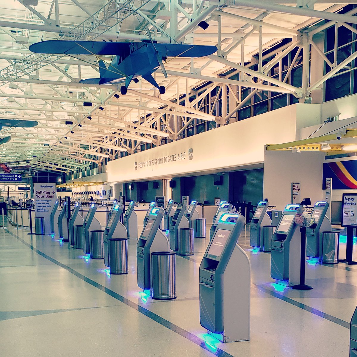 gustiecreative's tweet image. These ticketing kiosks @SouthwestAir are a great example of disruptive innovation and oh so helpful! #travel #disruptiveretail #interactivekiosk #flying #Easy