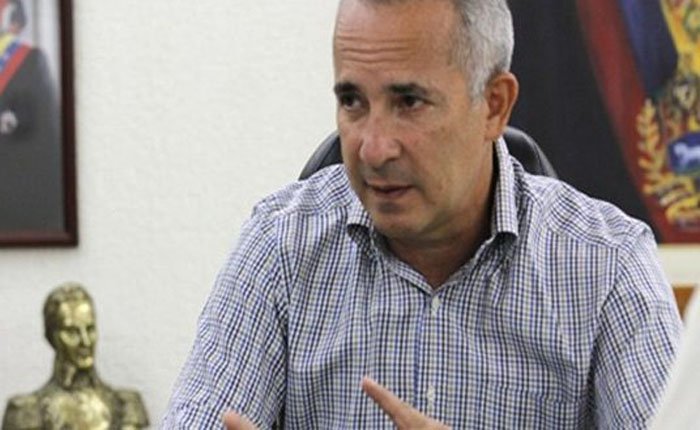 RunRunesWeb's tweet photo. Bernal justificó que la muerte del ganadero Carlos Tarazona fue “en respuesta por el uso de un arma de fuego”, y aseguró que durante el allanamiento se encontró un libro contable donde estarían todos los actos de corrupción
https://t.co/rgDYqdMM2R https://t.co/HEH0O1gksv