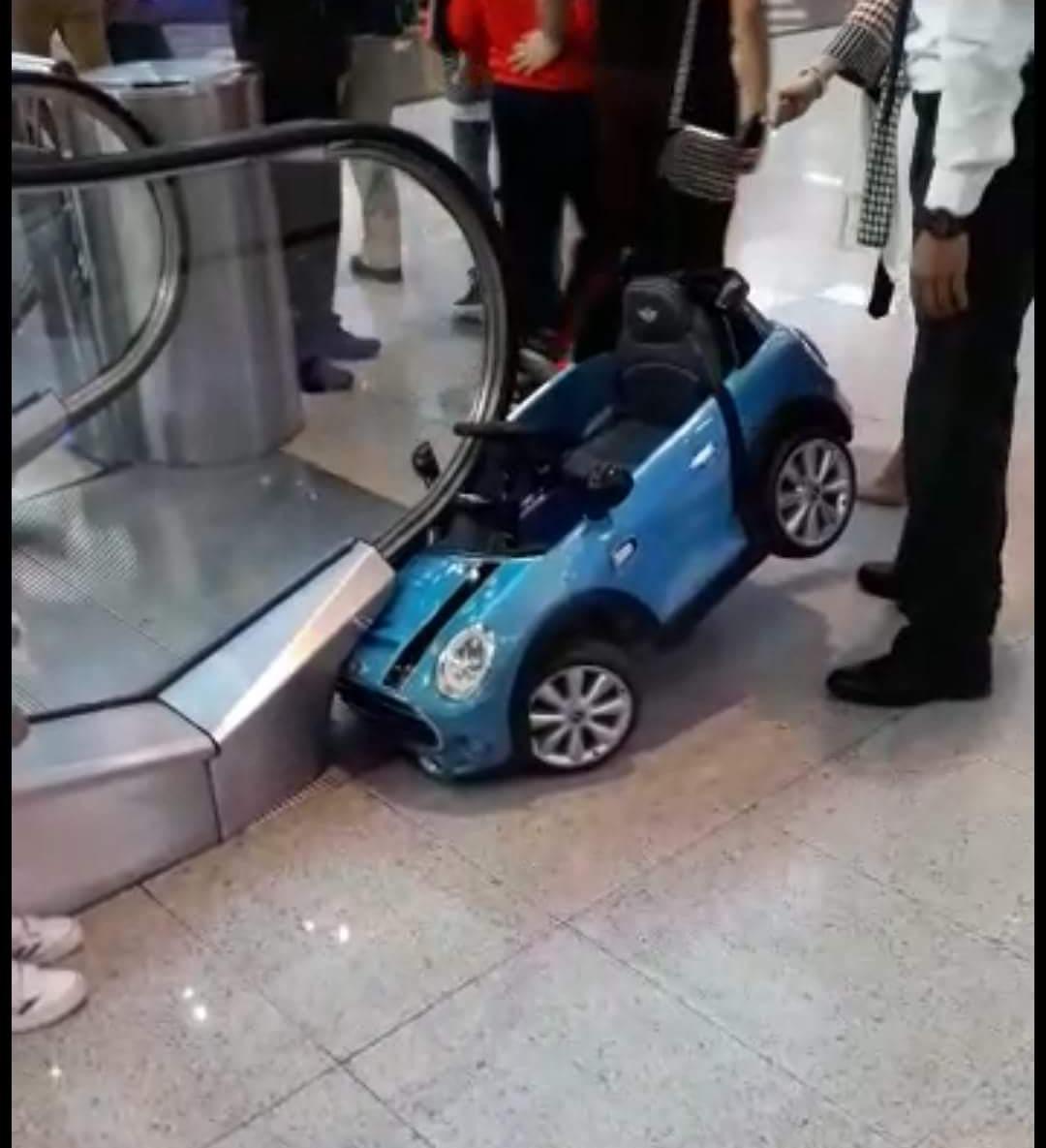 🚨ATENCIÓ #Accident a @CentroSant Centre Comercial de Sant Esteve. El conductor ha donat possitiu en Danonino y petazetas.