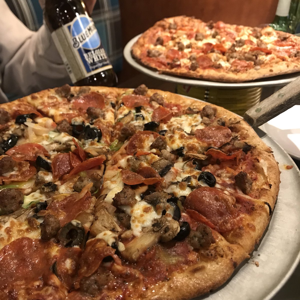 Ryan42Brown's tweet photo. One of the first places my folks and I visited when I moved to Uptown almost 10 years ago. @PizzaLuce #MomandDadSendOffFoodTour #classic #bear #dadsbeer https://t.co/Q1X3CL34Va