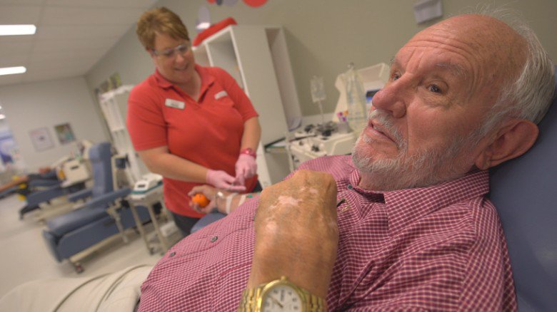 CNNEE's tweet photo. Él donó sangre todas las semanas durante 60 años y salvó la vida de 2,4 millones de bebés. Este australiano de 81 años se “jubiló” el viernes https://t.co/Ni1vHF79bg https://t.co/DMPD4EPM6S