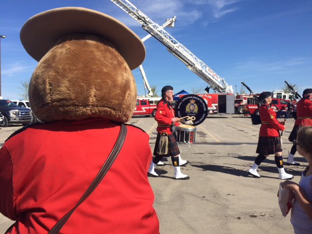 RCMPAlberta's tweet photo. The Stony Plain RCMP had a fun-filled day meeting citizens at Heritage Park Pavilion for Emergency Preparedness Day. #EPWeek2018 https://t.co/GkOhfL3ObX