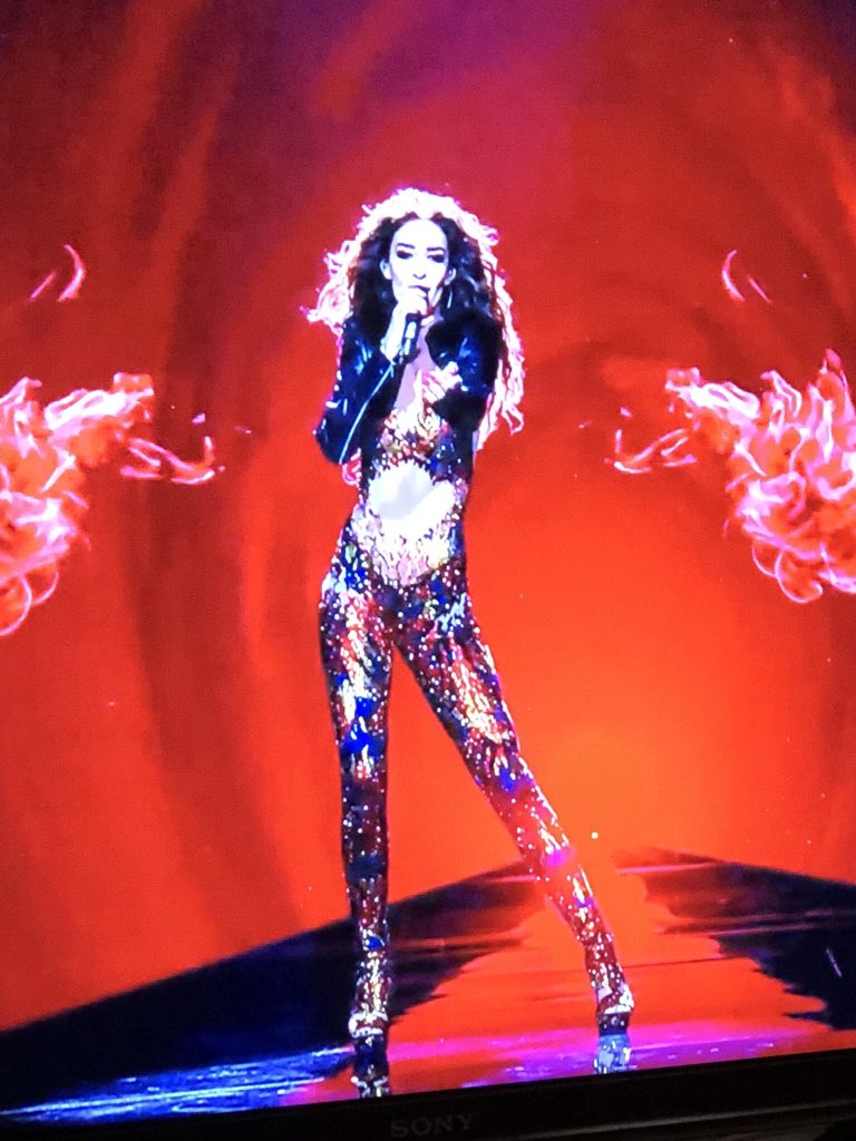 kezvo's tweet photo. Lo que pides en Aliexpress | Lo que te llega #Eurovision https://t.co/YJjdUUZYEb