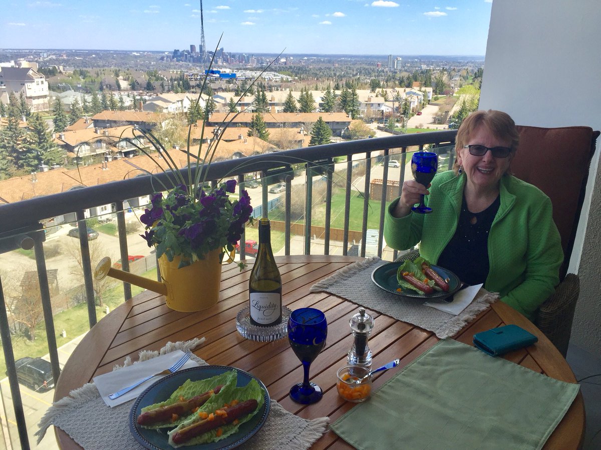 TrondFrantzen's tweet image. Awesome! #Hutterite all-beef franks on (safe) Romaine. And nice #BCWine. No bun. No ketchup. #priceless