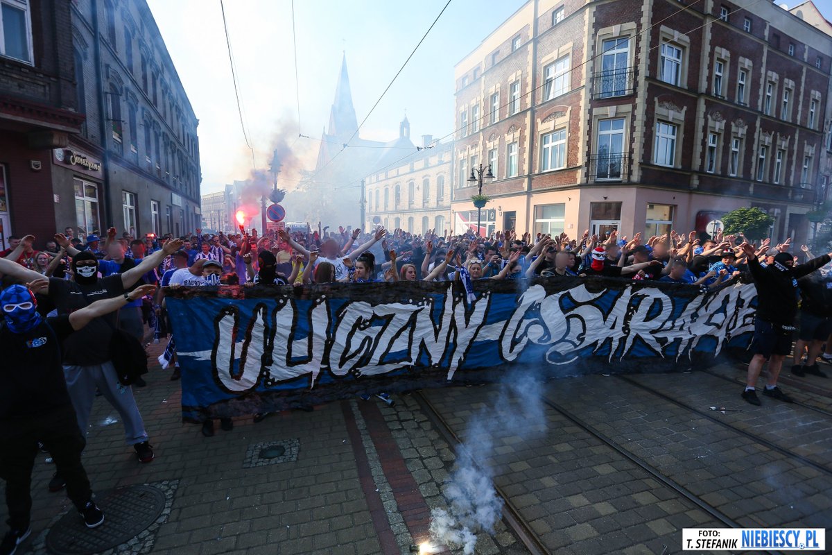 tomasz_stefanik's tweet image. 📷 Dzisiejszy przemarsz Niebieskich Świętochłowic i Rudy Śląskiej na derby 🙂 Cała fotogaleria ➡️ niebiescy.pl/galeria.php?mo…