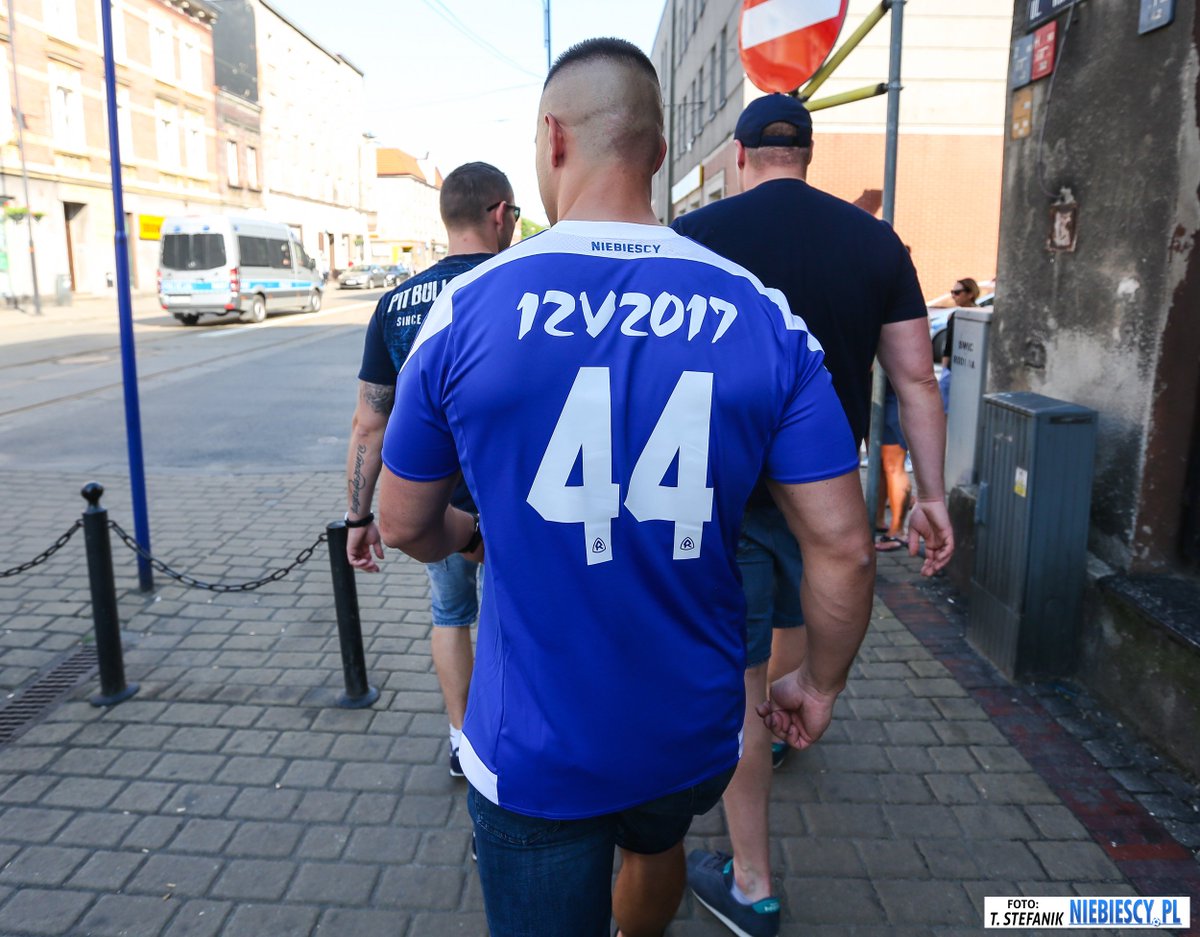 tomasz_stefanik's tweet image. 📷 Dzisiejszy przemarsz Niebieskich Świętochłowic i Rudy Śląskiej na derby 🙂 Cała fotogaleria ➡️ niebiescy.pl/galeria.php?mo…
