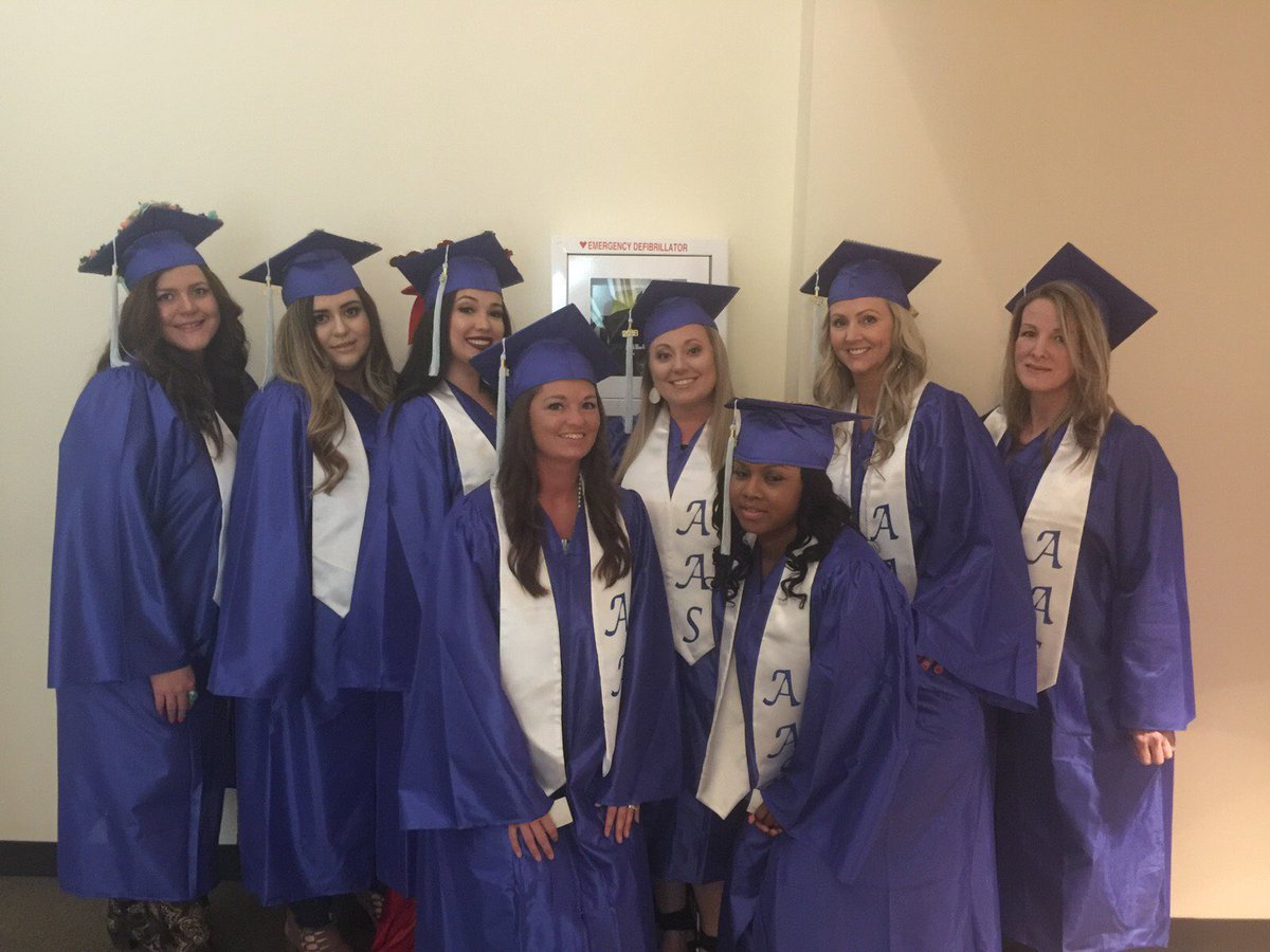 DeniseGorrell's tweet photo. The beautiful ladies of DMS! 💙 Graduation 2018! 🎓 #CHCP #dms #graduation2018 https://t.co/YZNczCEbvU