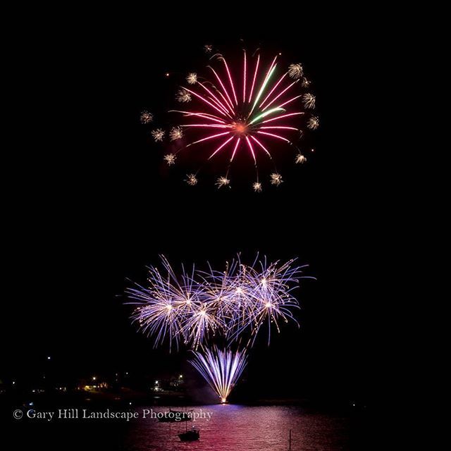 GaryHillLP's tweet photo. Another #fireworks image from the 2018 #boynetannumhookup . Have a great day. Cheers, Gary. #tannumsands #boyneisland #gladstone #gladstoneregion #thisisqueensland #queensland #australia #seeaustralia #landscapephotography #fineartphotography #earthpix #… https://t.co/C6cz7cDaeq https://t.co/gBjhZglZUe