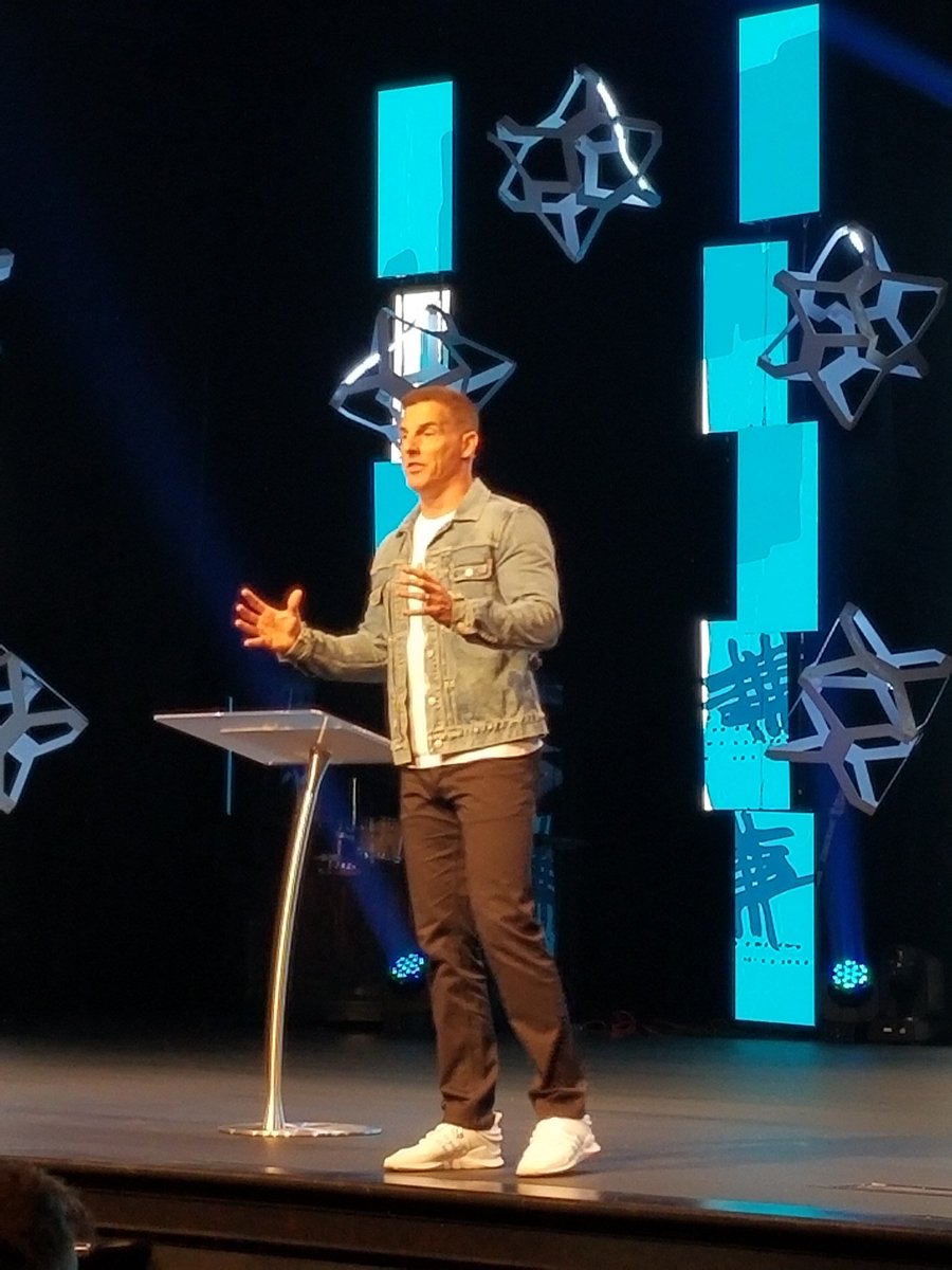 Tyler__Freeze's tweet photo. What an honor and privilege to serve along side these leaders! They took off work to invest into themselves and attended the #CatalystOneDay! Thank you @craiggroeschel and @brianchouston for pouring into ministry leaders and the local church! #CatalystLeader #Leaders #Leadership https://t.co/oaNRkRCPXY
