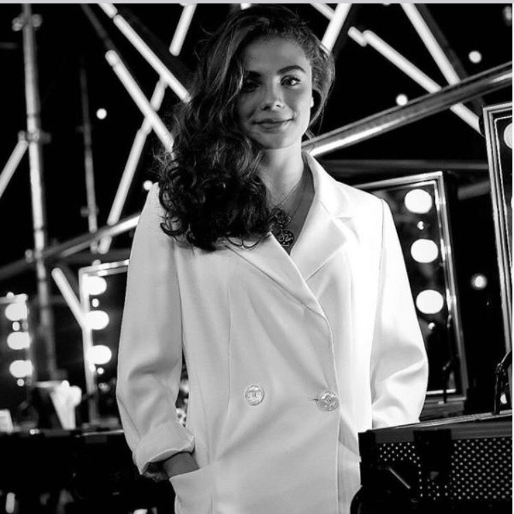 TF1's tweet photo. Bravo à @maelleoff7 gagnante de #TheVoice 2018 ! 👏🏼👏🏼👏🏼 https://t.co/zWXibCfiiK