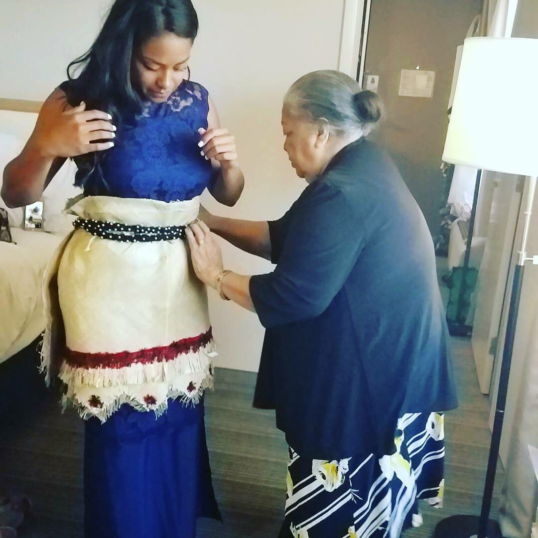 jeslyn_isobel's tweet image. MY BABYGIRL DID THE DAMN THANGGG TODAY! ive seen her work her ass off to get this MBA &amp;amp; couldnt be more proud! it all paid off @_vehivehi. my heart is SO happy yet torn that i couldnt be there. nonetheless ISSA PARTY when you come back H O M E! ♥️😘 #MBAgrad