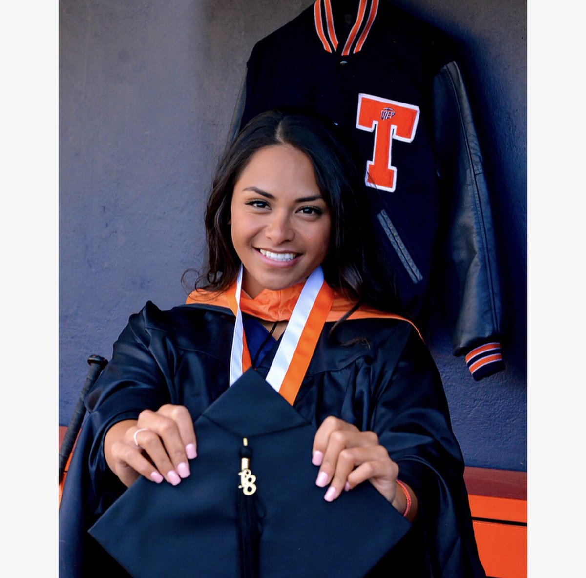 jeslyn_isobel's tweet image. MY BABYGIRL DID THE DAMN THANGGG TODAY! ive seen her work her ass off to get this MBA &amp;amp; couldnt be more proud! it all paid off @_vehivehi. my heart is SO happy yet torn that i couldnt be there. nonetheless ISSA PARTY when you come back H O M E! ♥️😘 #MBAgrad