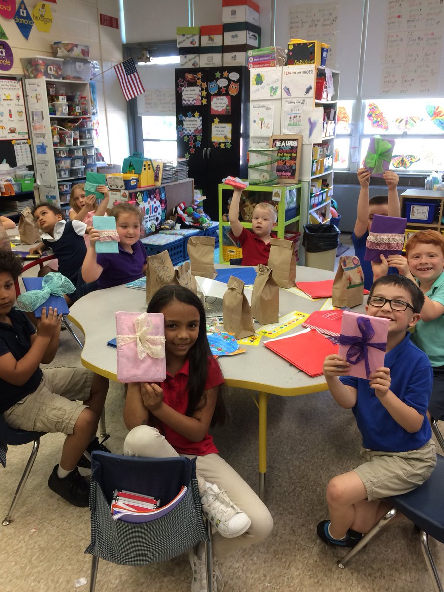 jeannemckinley4's tweet photo. We are ready for Motherβs Day!#batesbears #bateselemjcps#wearejcps https://t.co/c089pi3Jc0
