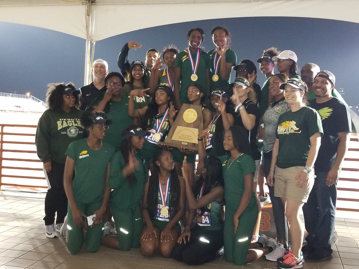 PaulBeattie17's tweet photo. 2018 Girls Track and Field State Champions. Mission accomplished!! #DesotoU #3peat #NikeSpeed https://t.co/inuyhOIeVV