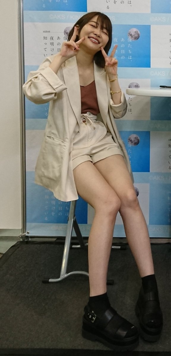 ぱねさんのツイート 今日の写メ会のポーズテーマは 五月病が吹っ飛ぶよぉな笑顔でポーズ さっしー これぞエンターテイナー Akbグループでいちばん忙しくて疲れてるはずやのに いつも手を抜かず全力でポーズしてくれる とにかく足キレイ Akb48 Hkt48 指原莉乃