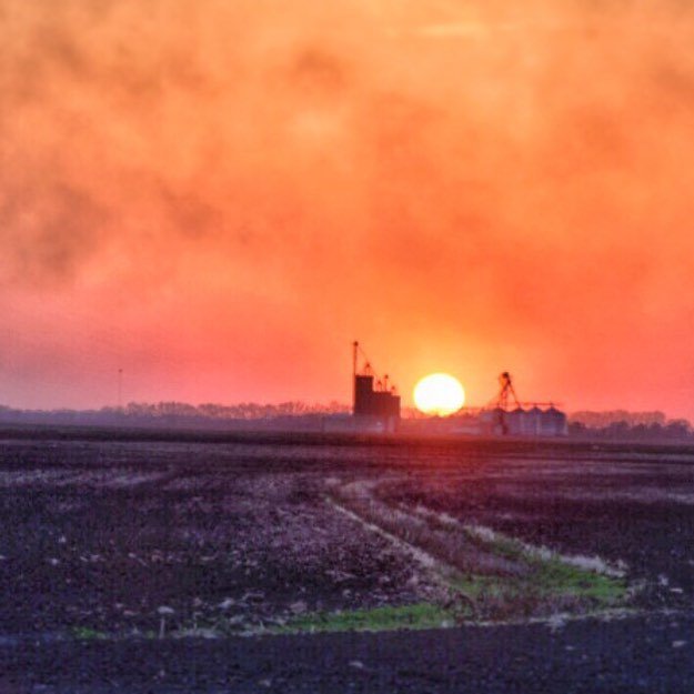 brownacrs's tweet photo. Smoky prairie sunset on a parts run. https://t.co/5zwiVYJdqH https://t.co/7jhc9jNJmT