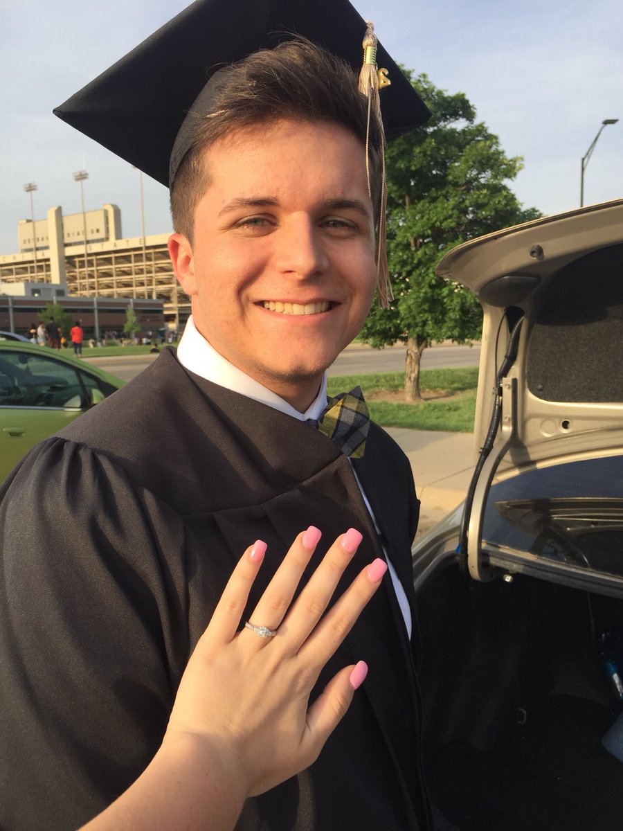 AshleyRunberg01's tweet photo. GUYS LOG IS MY FIANCÈ!!!!!😍😭😍💍 https://t.co/7AYtRxTqZl