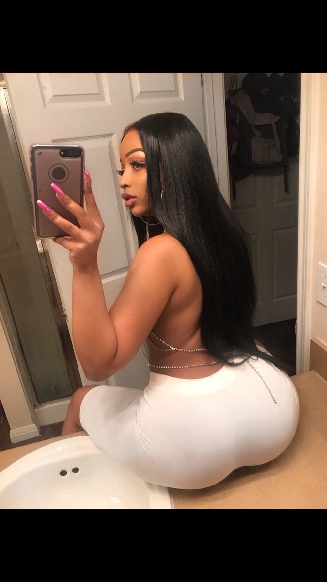 StassiBhad's tweet photo. 24 inches got me feeling some type of way 🙈 https://t.co/aFrDYqJlzn