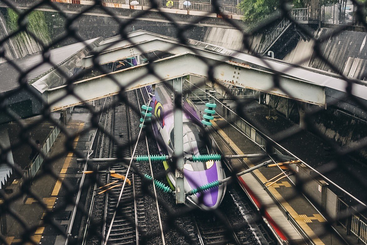 yuu_u001's tweet photo. ラストランのエヴァンゲリオン新幹線🚄
金網越しから📸
フロントと4枚目のみバックから
新神戸のラスト停車11:42発の分です。
#500type
#500typeeva
#エヴァンゲリオン新幹線
#エヴァンゲリオン
#ラストラン
#rx100 https://t.co/Oe3ugQ90qR