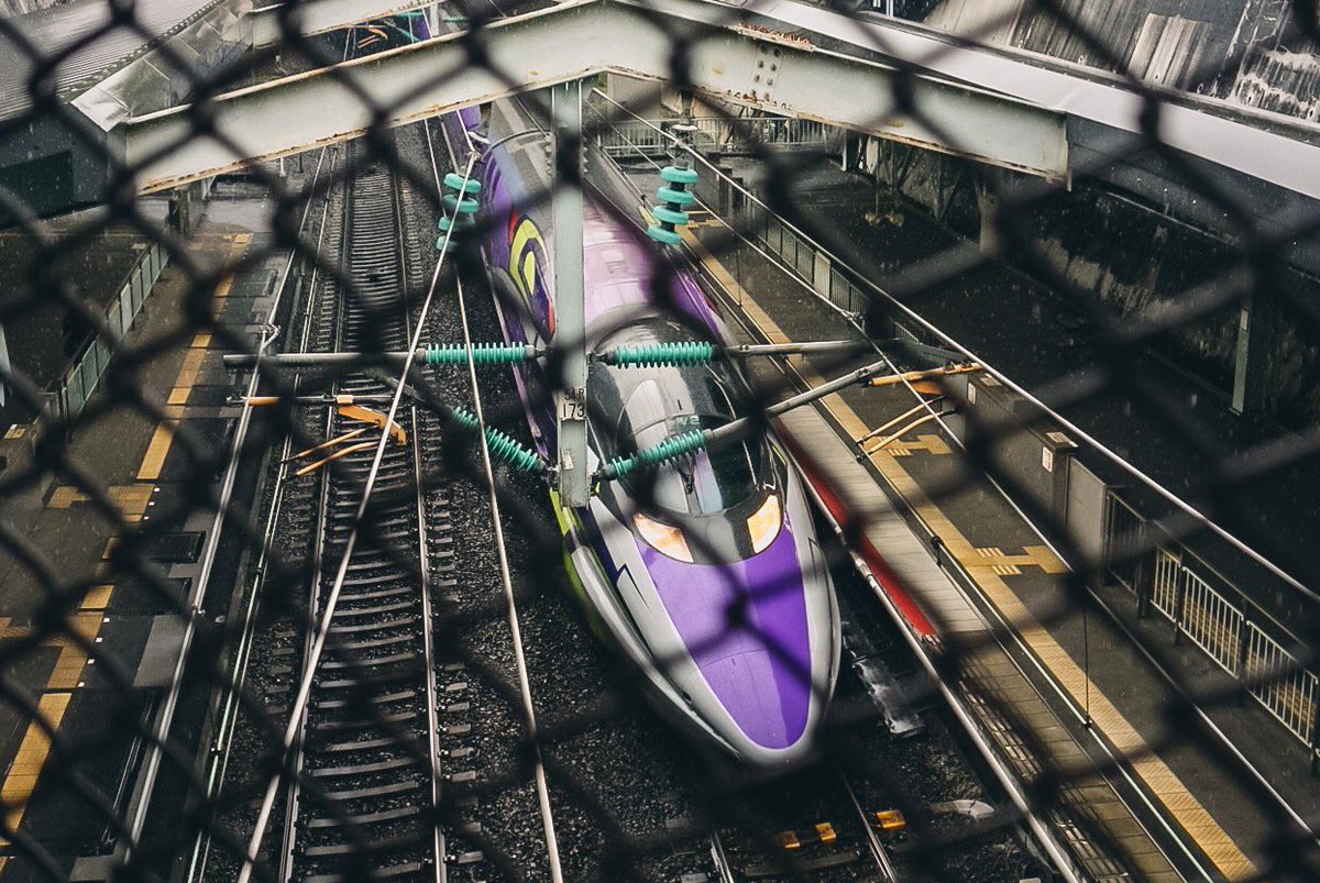 yuu_u001's tweet photo. ラストランのエヴァンゲリオン新幹線🚄
金網越しから📸
フロントと4枚目のみバックから
新神戸のラスト停車11:42発の分です。
#500type
#500typeeva
#エヴァンゲリオン新幹線
#エヴァンゲリオン
#ラストラン
#rx100 https://t.co/Oe3ugQ90qR