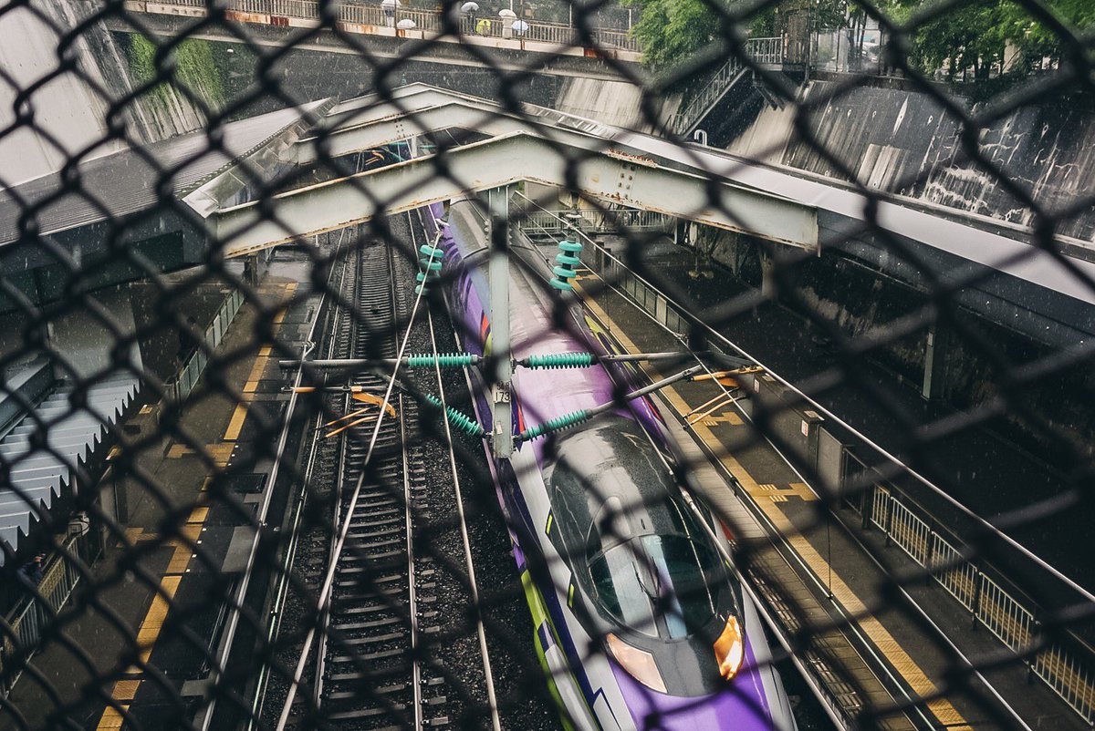 yuu_u001's tweet photo. ラストランのエヴァンゲリオン新幹線🚄
金網越しから📸
フロントと4枚目のみバックから
新神戸のラスト停車11:42発の分です。
#500type
#500typeeva
#エヴァンゲリオン新幹線
#エヴァンゲリオン
#ラストラン
#rx100 https://t.co/Oe3ugQ90qR