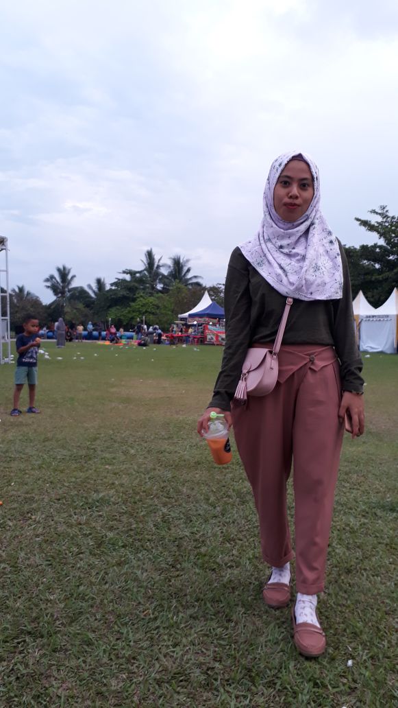 Romantis itu bukan puisi atau rayuan gombalmu memujiq,  romantis itu ketika qm memberikan racikan teh buatanmu mengajakku ngobrol Dan mendengarkan keluh kesahku Di depan teras rumah kita...