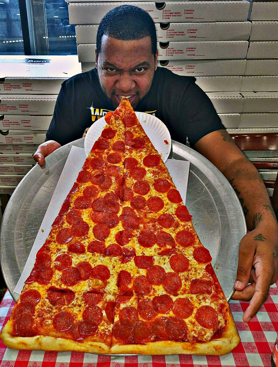 R A P H A E L Don T Mind Me I M Just Eating A 2 Foot Long Super Slice Of Pepperoni Pizza From Pizzabarnyonkers Superslicepizza Superslice 2footlong T Co D5zahasxr9