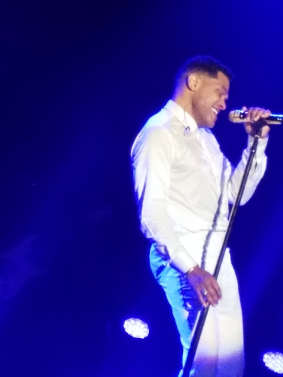 NaijaKween1's tweet photo. @_MAXWELL_ @MsGladysKnight Great concert tonight! You were right Security was crazy but I got my picture 😉😁 https://t.co/VtobyxnU1Z