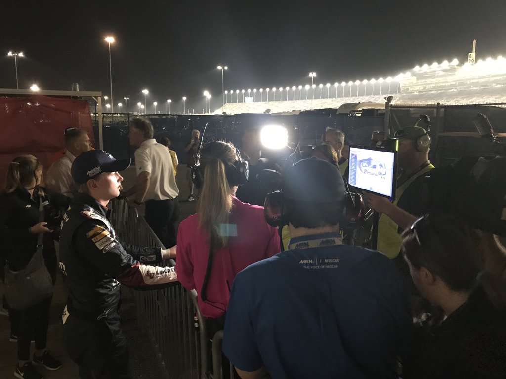 jeff_gluck's tweet photo. Before the drivers talk, FOX gives them a chance to look at a monitor. Here’s William Byron watching it. https://t.co/jCuXa1EMyP