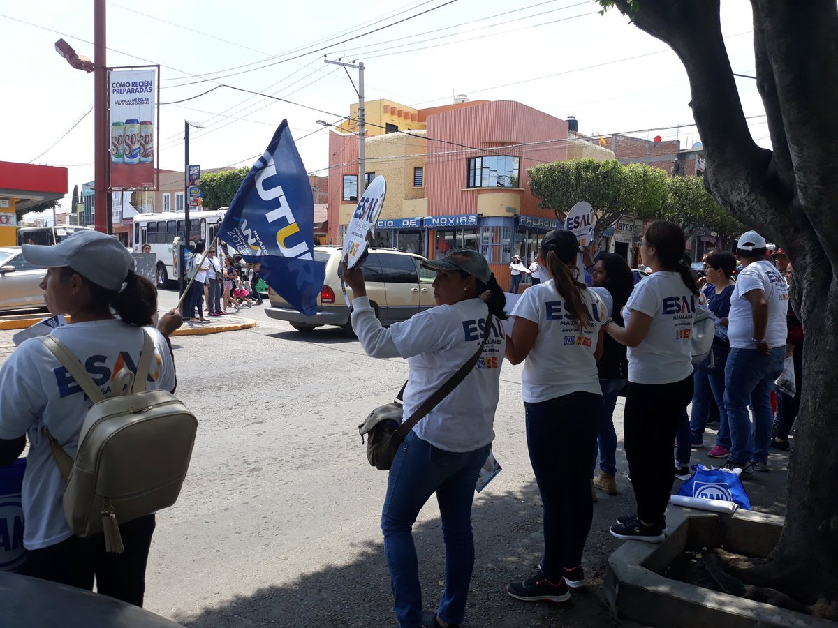 jade412la's tweet photo. Equipo #EsauMagallanes en crucero Mercado Reforma #SanJuandelRio es increíble la respuesta de la gente. #ApoyandoCJ #UnidosSJR https://t.co/yOKWDMuUUw