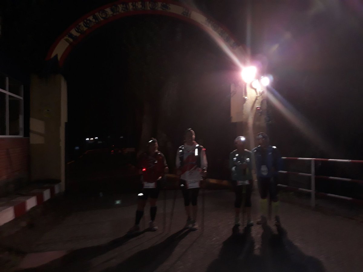 CatlDivina's tweet photo. Mila a punto de entrar en montejaque y los 4 fantásticos ya en el cuartel!!! Vamossss último tramo de puro #trail!! @101km24H @chitoronda @CarrerasMontana @TrailAndalucia https://t.co/wtbgYm82Qc