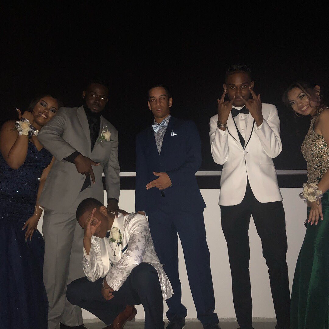 simplyshanatria's tweet photo. I never want to stop making memories with them โค๏ธ #FlhsProm2k18 https://t.co/Ao0sRUbSfQ
