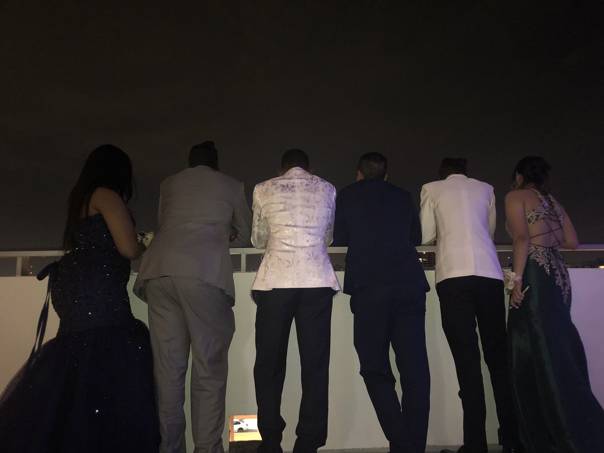 simplyshanatria's tweet photo. I never want to stop making memories with them โค๏ธ #FlhsProm2k18 https://t.co/Ao0sRUbSfQ