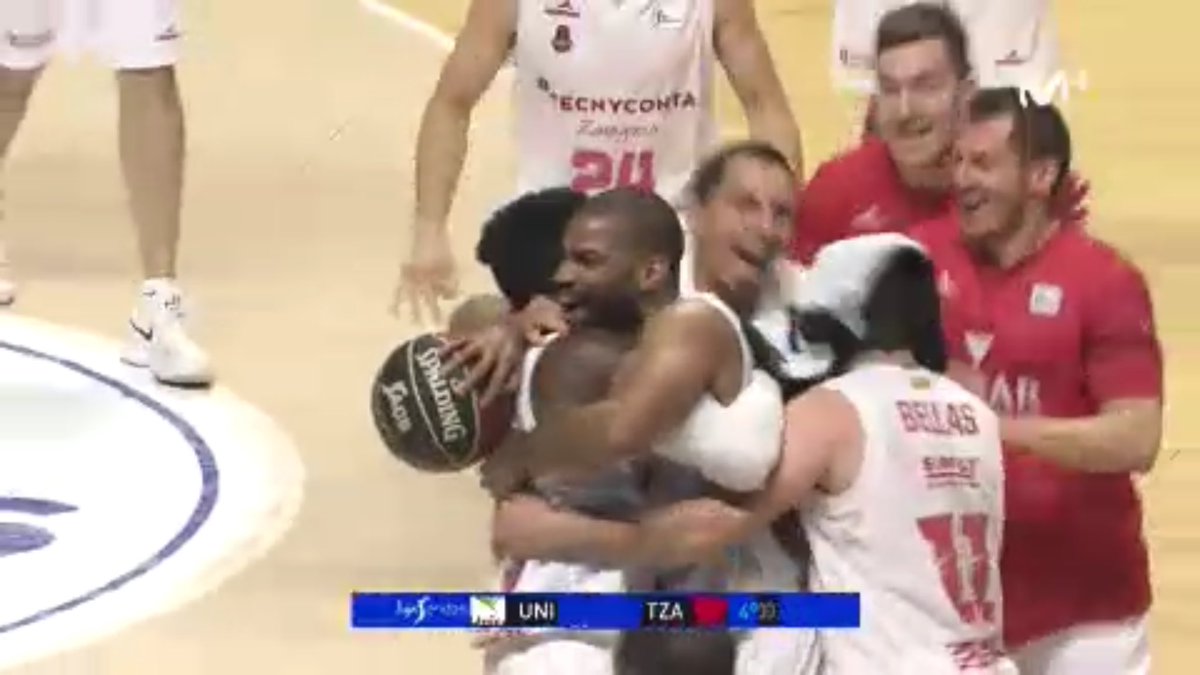 Zecke_Fer's tweet photo. Para mí, esta es la foto de la Jornada. #GaryNeal eufórico, pletórico por la victoria del @BasketZaragoza. Muestra inequívoca de su implicación con el equipo. No le darán el #MVPMovistar pero está muy cerca de dejar al equipo y a toda #Zaragoza en la liga @ACBCOM. Nuestro héroe. https://t.co/XFjwtujzna