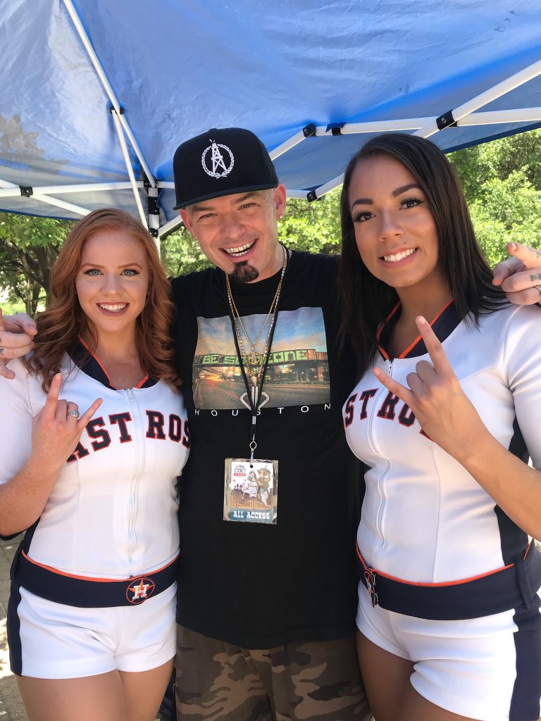 AstrosStars's tweet photo. Great time at #TXFest today! Even ran into @paulwallbaby! #Astros https://t.co/yNZa80Wh9A
