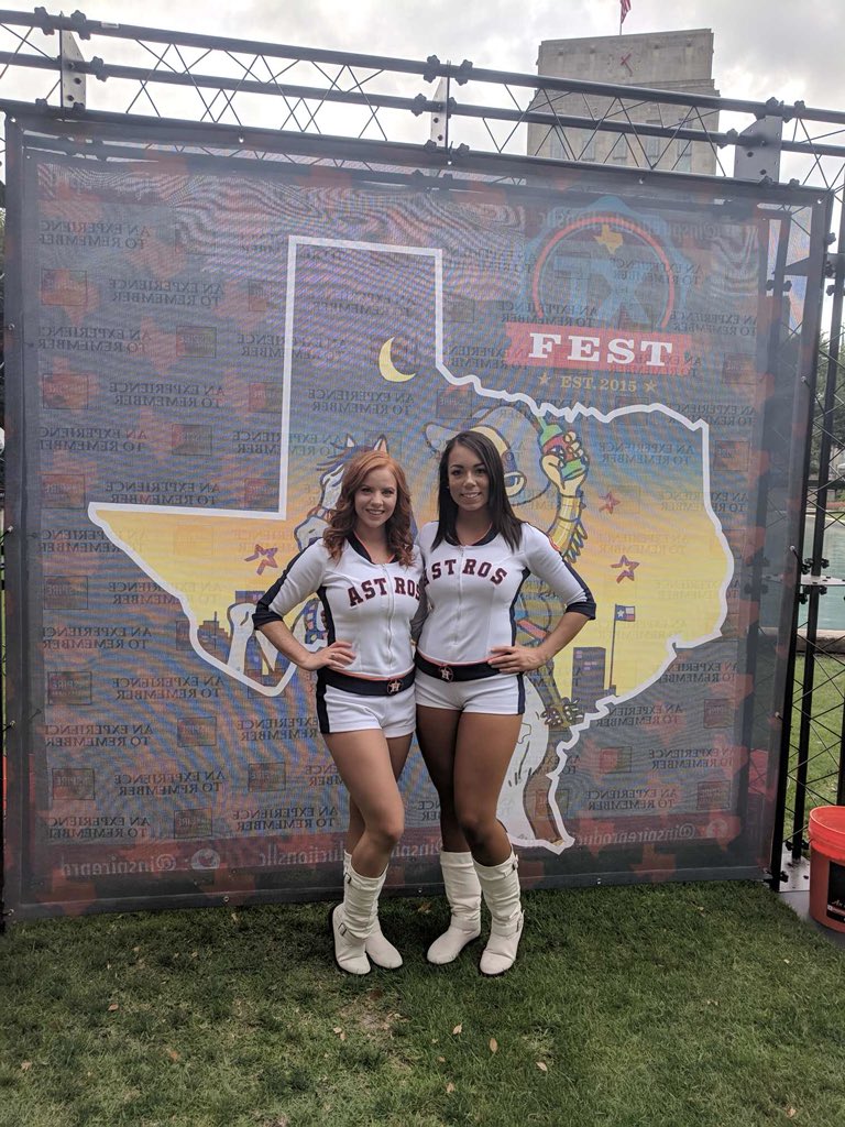 AstrosStars's tweet photo. Great time at #TXFest today! Even ran into @paulwallbaby! #Astros https://t.co/yNZa80Wh9A