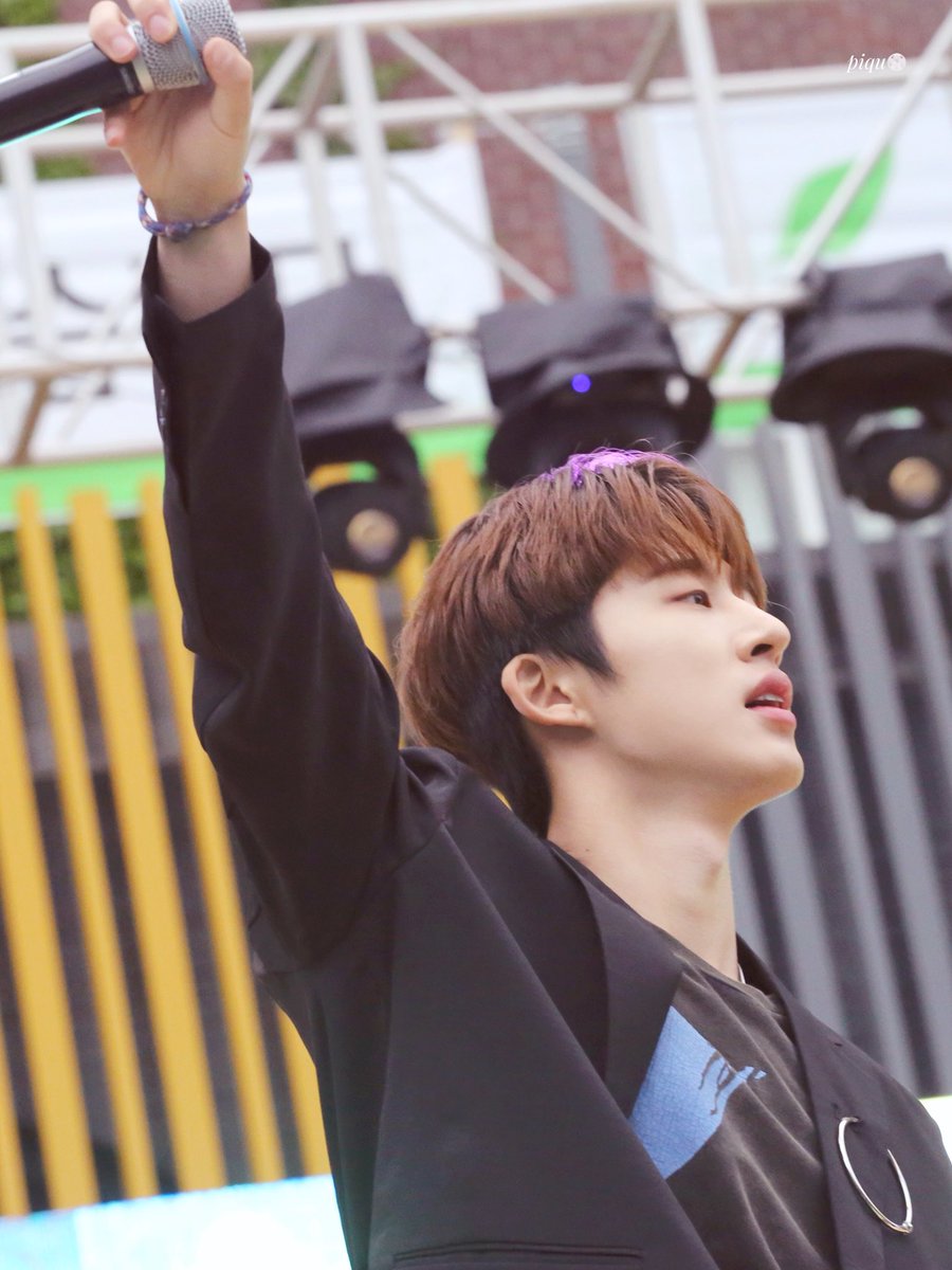 piquuuuuu's tweet image. 180511 서경대 축제 

김한빈!!잘생겼다❣️!!( ´▽｀)🎙️🎤🎵 머리부터 발끝까지 다 완벽해💕

#김한빈 #hanbin #iKON #아이콘