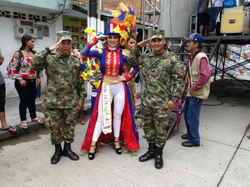 Ejercito_CAAID's tweet photo. Trabajamos para fortalecer las tradiciones y la herencia de los pueblos, por eso soldados del #BatallónAcciónIntegral6 , con #Biror25 y #Baloc27 apoyan desfile del segundo Reinado Nacional del Chontaduro en #Villagarzón #Putumayo. @GobPutumayo #FeEnColombia🇨🇴 @Ejercito_Div6 https://t.co/cdWXc8vuET