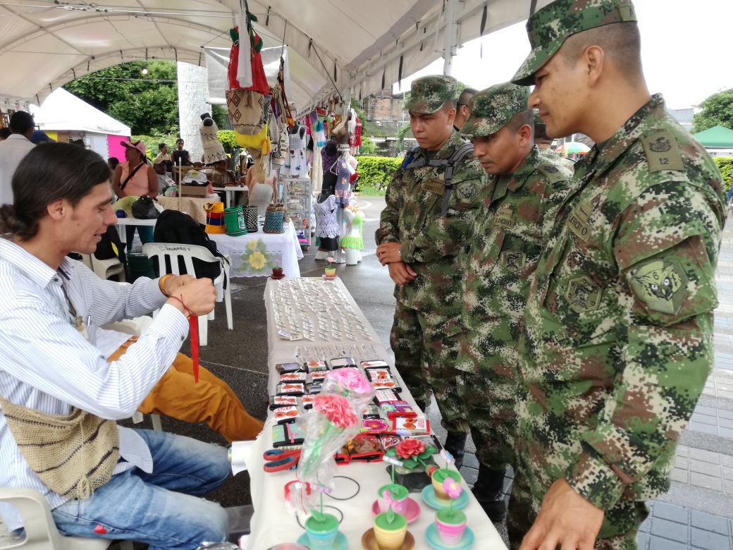 Ejercito_CAAID's tweet photo. Trabajamos para fortalecer las tradiciones y la herencia de los pueblos, por eso soldados del #BatallónAcciónIntegral6 , con #Biror25 y #Baloc27 apoyan desfile del segundo Reinado Nacional del Chontaduro en #Villagarzón #Putumayo. @GobPutumayo #FeEnColombia🇨🇴 @Ejercito_Div6 https://t.co/cdWXc8vuET