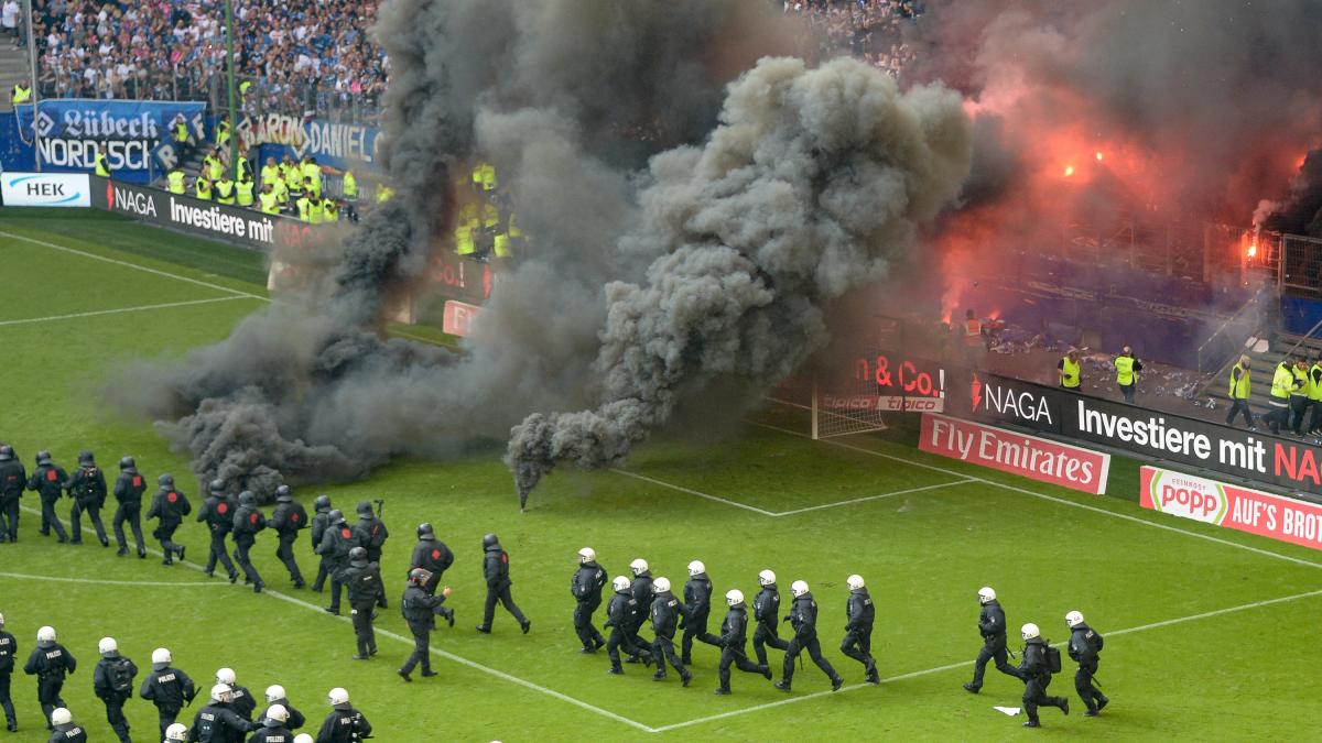 welt's tweet photo. HSV-Fanblock in Flammen – Randale begleitet Abstieg https://t.co/2cp6XMoHLs https://t.co/Z2iO8p9V4U