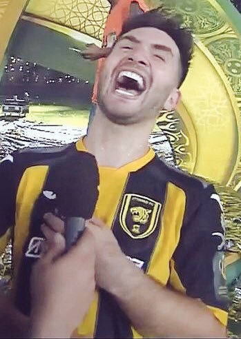 Tefooo_itti's tweet photo. لقطة ختام 😭🖤💛. 
#الاتحاد_بطل_كاس_الملك_2018 https://t.co/JWTlDwhXMd