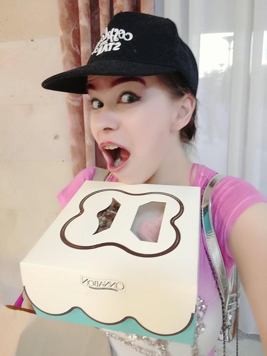 Mirasolcosplay's tweet photo. Участники стенда "Темный дворецкий" бренно лежат в разных точках Минска и очень радуются победе на #webcon2018
И да, мы все оценили кексики, как приз! Они очень пришлись в конце дня, хотя под общей усталостью хотелось упасть в них лицом и уже проснувшись по утру - подхомячить.😂 https://t.co/FLSiWZetps