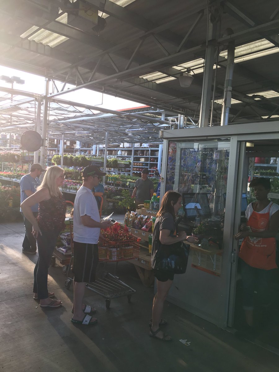 7Karthur's tweet photo. 💐A few Mother’s Day shoppers at end of the day at the Kingston Pike Home Depot😊 #HD730 @jaybisping @Jaydeckard @RyanDon77463401 https://t.co/Q3KsmLNlto