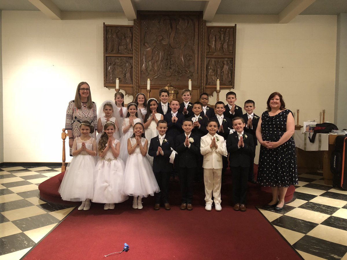 AnnunciationCW's tweet photo. God bless our second grade students who received their First Holy Communion today! https://t.co/sJNvK997Dw