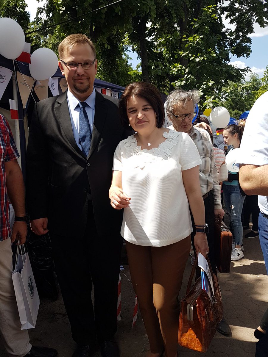 BZdaniuk's tweet photo. Goście przy polskim stoisku: Wicepremier @IurieLeanca, Ministrowie Eugen #Sturza, Chiril #Gaburici i Monica #Babuc. Bardzo dziękujemy! Mulţumim mult! #EuropeDay #Chisinau @GuvernulRMD @MEc_Moldova @MD_NationalArmy @PLinMoldova https://t.co/Opv7c4reqt