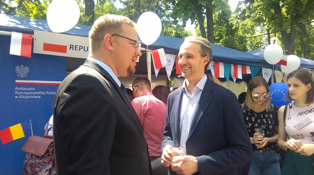 BZdaniuk's tweet photo. Goście przy polskim stoisku: Wicepremier @IurieLeanca, Ministrowie Eugen #Sturza, Chiril #Gaburici i Monica #Babuc. Bardzo dziękujemy! Mulţumim mult! #EuropeDay #Chisinau @GuvernulRMD @MEc_Moldova @MD_NationalArmy @PLinMoldova https://t.co/Opv7c4reqt