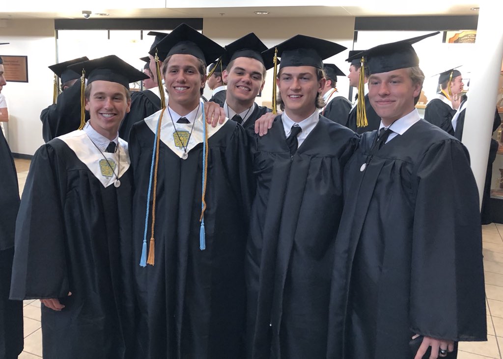 vianneygriffins's tweet photo. Getting closer... #GraduationDay https://t.co/kZvGyPSEph
