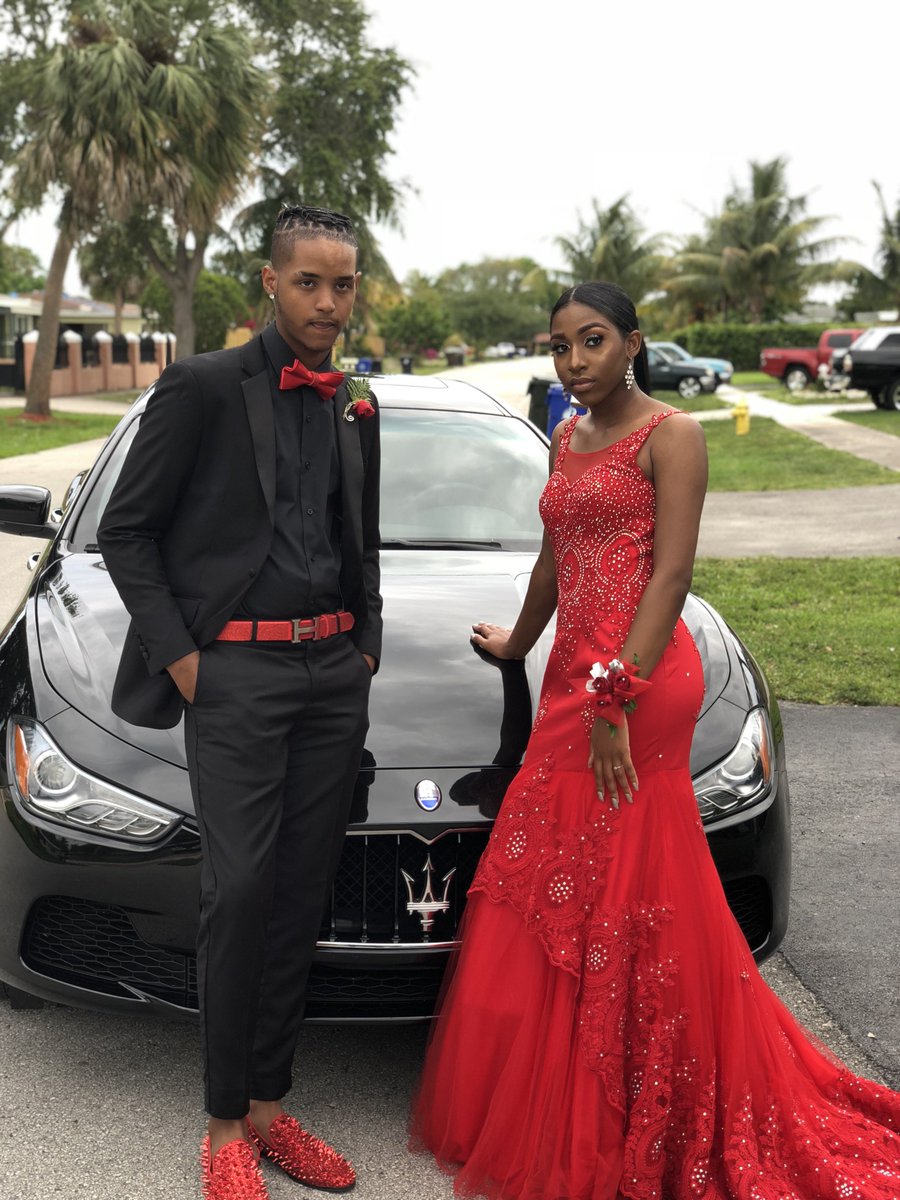 kayla_jenell's tweet photo. My sister @low_lyssa didn't come to play. π #Nhsprom https://t.co/XvBBRsELlV