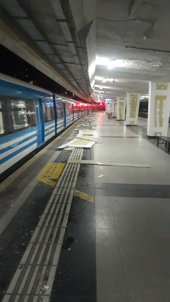 PolloSobrero's tweet photo. Les presento las nuevas obras del presidente del ffcc arg: Marcelo Orfila. Como ya pudimos ver el puente de Luján que quedo chico cada obra que "realiza" ante la primer lluvia se cae abajo, poniendo en riesgo no sólo a los trabajores sino también a los usuarios del tren Sarmiento https://t.co/FizuAArPbL